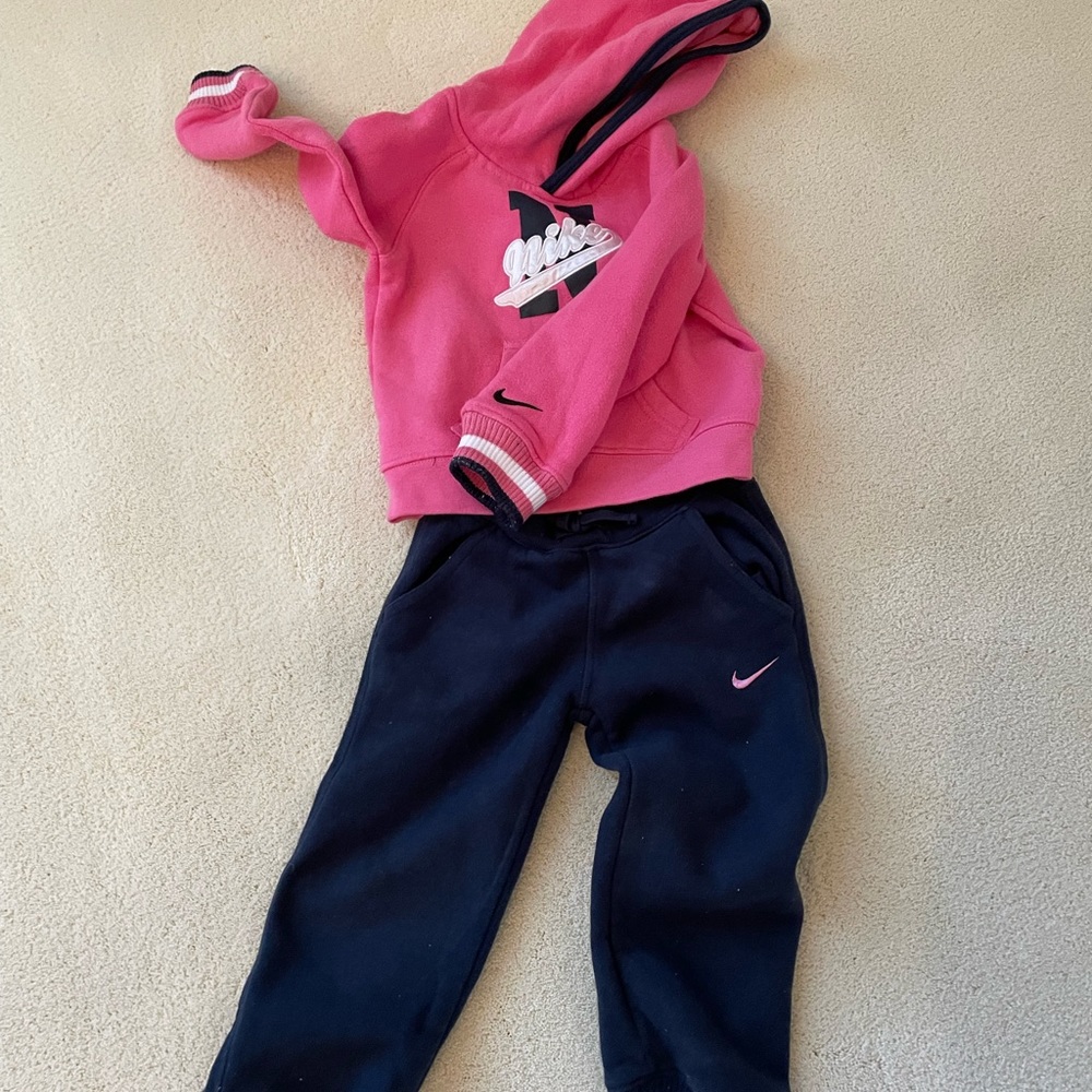 Toddler Girls Two piece Nike sweatsuit